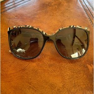 Burberry Sunglasses. Made in Italy. B427037298G Cat eye; 55cm x 47. Like new!!